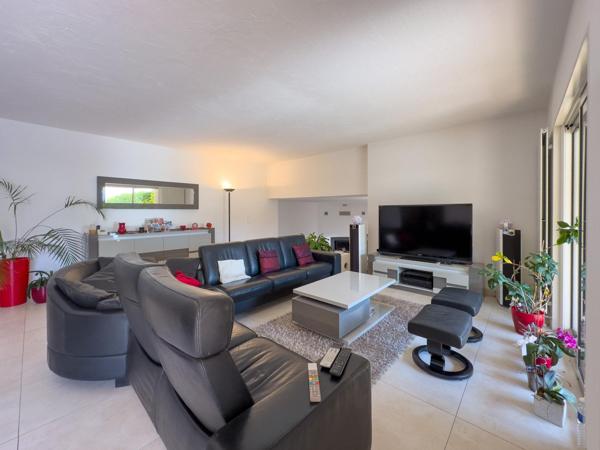 Villa au calme absolu-piscine-2 doubles garages