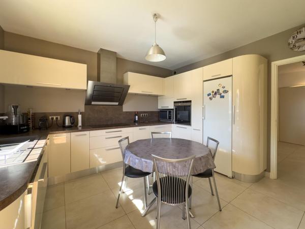 Villa au calme absolu-piscine-2 doubles garages