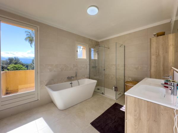 Villa au calme absolu-piscine-2 doubles garages