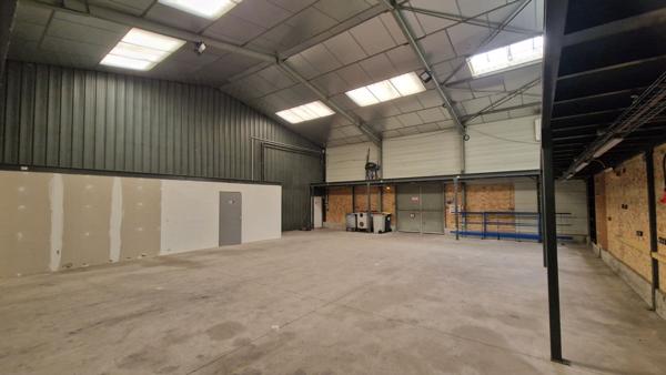 Entrepôt / local industriel Milly La Foret 651 m2