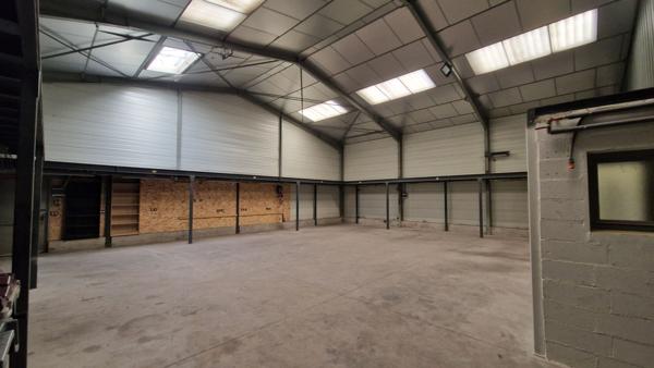 Entrepôt / local industriel Milly La Foret 651 m2