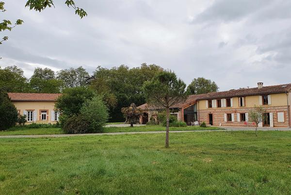 31390 PEYSSIES ANCIENNE FERME RENOVEE 11 PIECES 420M2