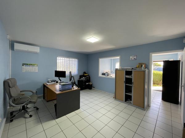 120 m2 d'entrepôt et 4 bureaux
