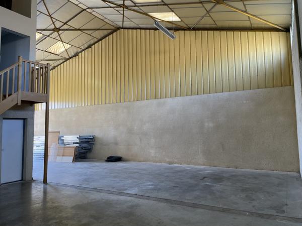 120 m2 d'entrepôt et 4 bureaux