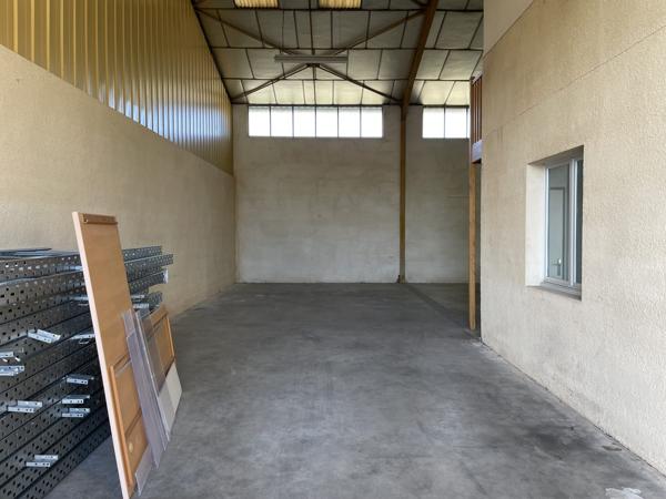 120 m2 d'entrepôt et 4 bureaux