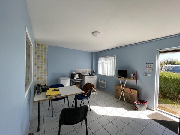 120 m2 d'entrepôt et 4 bureaux