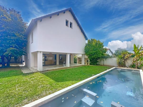 Rare dans le secteur. Maison rénové avec de belles  prestations proche de la ville avec piscine