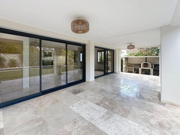 Rare dans le secteur. Maison rénové avec de belles  prestations proche de la ville avec piscine