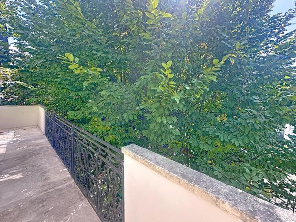 Rare dans le secteur. Maison rénové avec de belles  prestations proche de la ville avec piscine