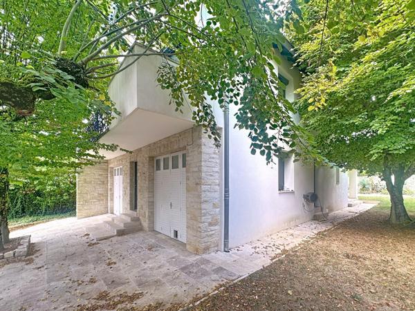 Rare dans le secteur. Maison rénové avec de belles  prestations proche de la ville avec piscine