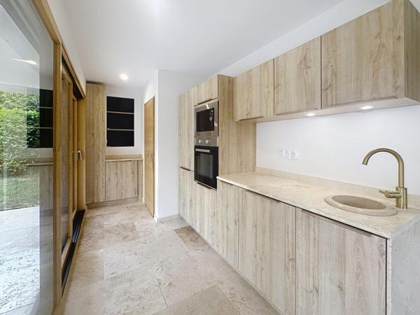 Rare dans le secteur. Maison rénové avec de belles  prestations proche de la ville avec piscine