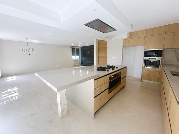 Rare dans le secteur. Maison rénové avec de belles  prestations proche de la ville avec piscine