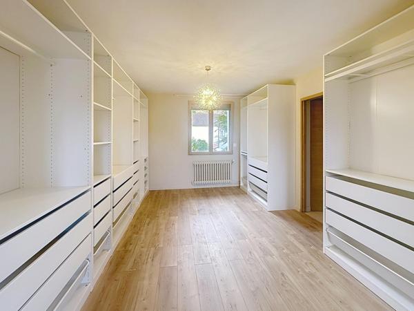 Rare dans le secteur. Maison rénové avec de belles  prestations proche de la ville avec piscine