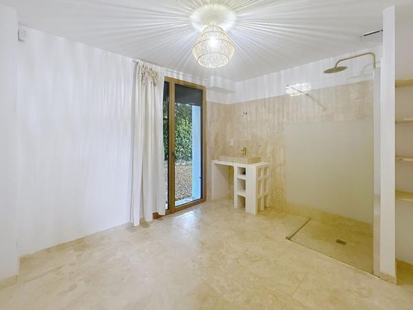 Rare dans le secteur. Maison rénové avec de belles  prestations proche de la ville avec piscine