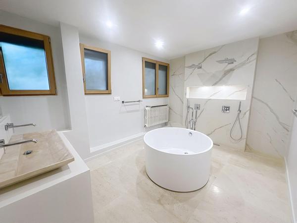 Rare dans le secteur. Maison rénové avec de belles  prestations proche de la ville avec piscine