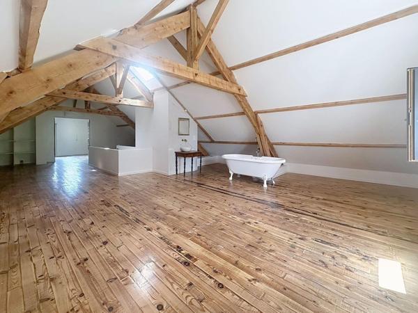 Rare dans le secteur. Maison rénové avec de belles  prestations proche de la ville avec piscine