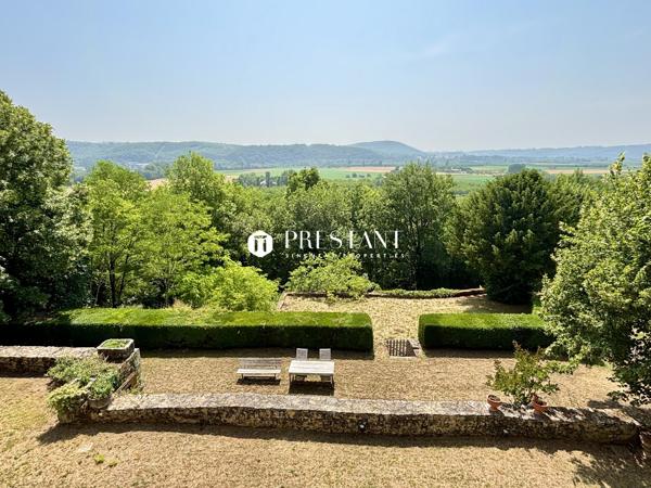 Belle propriété authentique avec une très belle vue sur la vallée de la Dordogne. Secteur Sarlat., SARLAT LA CANEDA