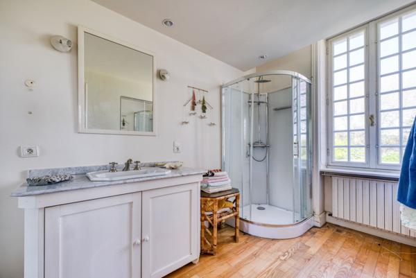 EXCLUSIVITÉ Saint Georges d'Oléron, longère en pierres apparentes avec piscine et parc arboré.