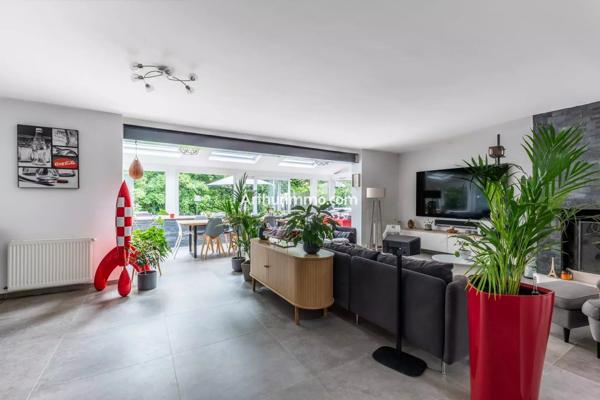 Vente                                                      Maison
                        
                     8 pièces                      181 m2                     à Sucy-en-Brie
