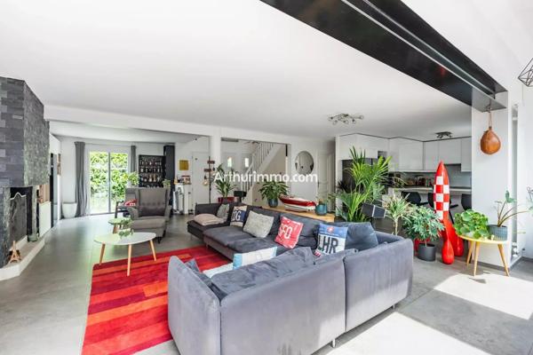Vente                                                      Maison
                        
                     8 pièces                      181 m2                     à Sucy-en-Brie