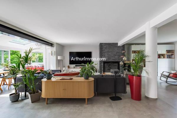Vente                                                      Maison
                        
                     8 pièces                      181 m2                     à Sucy-en-Brie