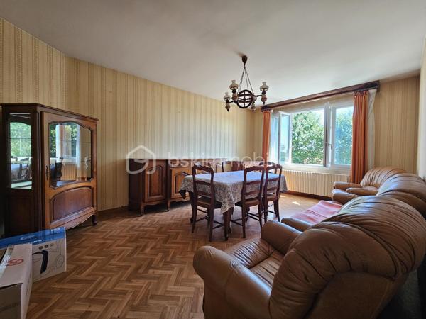 Propriété familiale avec fort potentiel d'agrandissement et sous-sol complet !

Venez découvrir cette charmante maison traditionnelle qui séduira aussi bien les familles que les bricoleurs ou les amoureux de la nature.

Espace de vie :

Un salon / salle à manger lumineux et convivial.

Une cuisine indépendante.

3 belles chambres accueillantes.

Une salle d'eau et des WC séparés.

Sous-sol complet (idéal artisan, stockage ou bricolage) :
Bâti sur une dalle en béton robuste, ce sous-sol très fonctionnel comprend :

Un grand garage avec accès facile.

Un atelier dédié au bricolage.

Une arrière-cuisine / chaufferie.

Une cave idéale pour la conservation du vin et des denrées.

Potentiel d'agrandissement :

Un vaste grenier totalement aménageable sur dalle en béton, vous offrant la possibilité d'agrandir facilement la surface habitable selon vos besoins (chambres supplémentaires, bureau, salle de jeux, etc.).

Extérieurs & Jardin :
Le terrain offre un véritable cadre verdoyant et gourmand grâce à son verger établi comprenant de nombreux arbres fruitiers : châtaignier, pommier, cerisier, poirier ainsi que de la vigne.

Les + de la maison :

Dalles en béton (garage et grenier) garantissant une structure solide et saine.

Fort potentiel d'aménagement sous les combles.

Sous-sol complet très bien agencé.

Beau jardin propice à la détente.