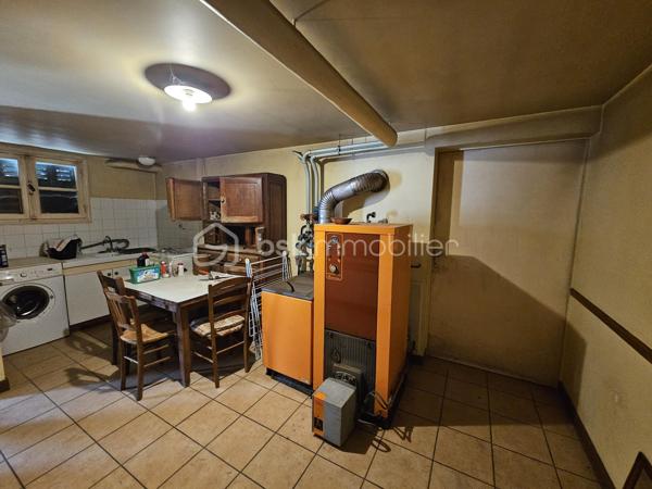 Propriété familiale avec fort potentiel d'agrandissement et sous-sol complet !

Venez découvrir cette charmante maison traditionnelle qui séduira aussi bien les familles que les bricoleurs ou les amoureux de la nature.

Espace de vie :

Un salon / salle à manger lumineux et convivial.

Une cuisine indépendante.

3 belles chambres accueillantes.

Une salle d'eau et des WC séparés.

Sous-sol complet (idéal artisan, stockage ou bricolage) :
Bâti sur une dalle en béton robuste, ce sous-sol très fonctionnel comprend :

Un grand garage avec accès facile.

Un atelier dédié au bricolage.

Une arrière-cuisine / chaufferie.

Une cave idéale pour la conservation du vin et des denrées.

Potentiel d'agrandissement :

Un vaste grenier totalement aménageable sur dalle en béton, vous offrant la possibilité d'agrandir facilement la surface habitable selon vos besoins (chambres supplémentaires, bureau, salle de jeux, etc.).

Extérieurs & Jardin :
Le terrain offre un véritable cadre verdoyant et gourmand grâce à son verger établi comprenant de nombreux arbres fruitiers : châtaignier, pommier, cerisier, poirier ainsi que de la vigne.

Les + de la maison :

Dalles en béton (garage et grenier) garantissant une structure solide et saine.

Fort potentiel d'aménagement sous les combles.

Sous-sol complet très bien agencé.

Beau jardin propice à la détente.