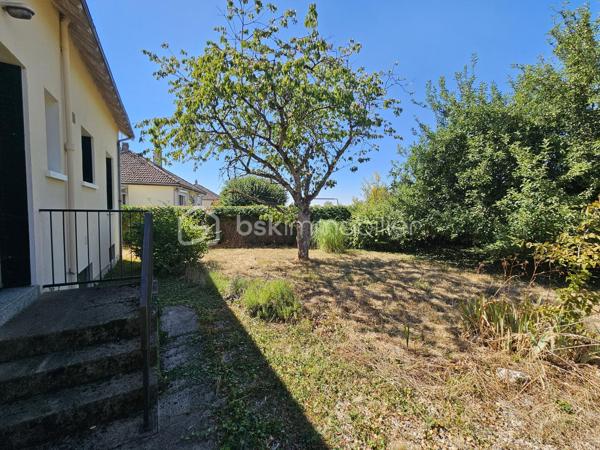 Propriété familiale avec fort potentiel d'agrandissement et sous-sol complet !

Venez découvrir cette charmante maison traditionnelle qui séduira aussi bien les familles que les bricoleurs ou les amoureux de la nature.

Espace de vie :

Un salon / salle à manger lumineux et convivial.

Une cuisine indépendante.

3 belles chambres accueillantes.

Une salle d'eau et des WC séparés.

Sous-sol complet (idéal artisan, stockage ou bricolage) :
Bâti sur une dalle en béton robuste, ce sous-sol très fonctionnel comprend :

Un grand garage avec accès facile.

Un atelier dédié au bricolage.

Une arrière-cuisine / chaufferie.

Une cave idéale pour la conservation du vin et des denrées.

Potentiel d'agrandissement :

Un vaste grenier totalement aménageable sur dalle en béton, vous offrant la possibilité d'agrandir facilement la surface habitable selon vos besoins (chambres supplémentaires, bureau, salle de jeux, etc.).

Extérieurs & Jardin :
Le terrain offre un véritable cadre verdoyant et gourmand grâce à son verger établi comprenant de nombreux arbres fruitiers : châtaignier, pommier, cerisier, poirier ainsi que de la vigne.

Les + de la maison :

Dalles en béton (garage et grenier) garantissant une structure solide et saine.

Fort potentiel d'aménagement sous les combles.

Sous-sol complet très bien agencé.

Beau jardin propice à la détente.