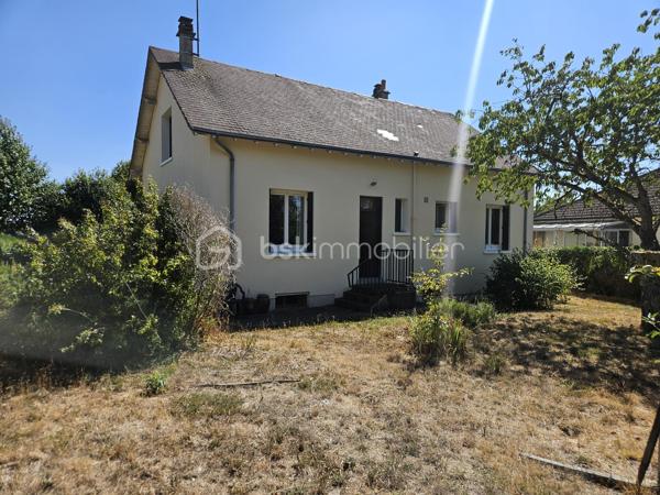 Propriété familiale avec fort potentiel d'agrandissement et sous-sol complet !

Venez découvrir cette charmante maison traditionnelle qui séduira aussi bien les familles que les bricoleurs ou les amoureux de la nature.

Espace de vie :

Un salon / salle à manger lumineux et convivial.

Une cuisine indépendante.

3 belles chambres accueillantes.

Une salle d'eau et des WC séparés.

Sous-sol complet (idéal artisan, stockage ou bricolage) :
Bâti sur une dalle en béton robuste, ce sous-sol très fonctionnel comprend :

Un grand garage avec accès facile.

Un atelier dédié au bricolage.

Une arrière-cuisine / chaufferie.

Une cave idéale pour la conservation du vin et des denrées.

Potentiel d'agrandissement :

Un vaste grenier totalement aménageable sur dalle en béton, vous offrant la possibilité d'agrandir facilement la surface habitable selon vos besoins (chambres supplémentaires, bureau, salle de jeux, etc.).

Extérieurs & Jardin :
Le terrain offre un véritable cadre verdoyant et gourmand grâce à son verger établi comprenant de nombreux arbres fruitiers : châtaignier, pommier, cerisier, poirier ainsi que de la vigne.

Les + de la maison :

Dalles en béton (garage et grenier) garantissant une structure solide et saine.

Fort potentiel d'aménagement sous les combles.

Sous-sol complet très bien agencé.

Beau jardin propice à la détente.