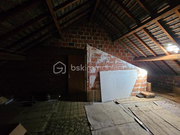 Propriété familiale avec fort potentiel d'agrandissement et sous-sol complet !

Venez découvrir cette charmante maison traditionnelle qui séduira aussi bien les familles que les bricoleurs ou les amoureux de la nature.

Espace de vie :

Un salon / salle à manger lumineux et convivial.

Une cuisine indépendante.

3 belles chambres accueillantes.

Une salle d'eau et des WC séparés.

Sous-sol complet (idéal artisan, stockage ou bricolage) :
Bâti sur une dalle en béton robuste, ce sous-sol très fonctionnel comprend :

Un grand garage avec accès facile.

Un atelier dédié au bricolage.

Une arrière-cuisine / chaufferie.

Une cave idéale pour la conservation du vin et des denrées.

Potentiel d'agrandissement :

Un vaste grenier totalement aménageable sur dalle en béton, vous offrant la possibilité d'agrandir facilement la surface habitable selon vos besoins (chambres supplémentaires, bureau, salle de jeux, etc.).

Extérieurs & Jardin :
Le terrain offre un véritable cadre verdoyant et gourmand grâce à son verger établi comprenant de nombreux arbres fruitiers : châtaignier, pommier, cerisier, poirier ainsi que de la vigne.

Les + de la maison :

Dalles en béton (garage et grenier) garantissant une structure solide et saine.

Fort potentiel d'aménagement sous les combles.

Sous-sol complet très bien agencé.

Beau jardin propice à la détente.