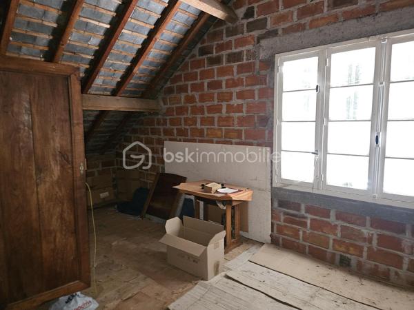 Propriété familiale avec fort potentiel d'agrandissement et sous-sol complet !

Venez découvrir cette charmante maison traditionnelle qui séduira aussi bien les familles que les bricoleurs ou les amoureux de la nature.

Espace de vie :

Un salon / salle à manger lumineux et convivial.

Une cuisine indépendante.

3 belles chambres accueillantes.

Une salle d'eau et des WC séparés.

Sous-sol complet (idéal artisan, stockage ou bricolage) :
Bâti sur une dalle en béton robuste, ce sous-sol très fonctionnel comprend :

Un grand garage avec accès facile.

Un atelier dédié au bricolage.

Une arrière-cuisine / chaufferie.

Une cave idéale pour la conservation du vin et des denrées.

Potentiel d'agrandissement :

Un vaste grenier totalement aménageable sur dalle en béton, vous offrant la possibilité d'agrandir facilement la surface habitable selon vos besoins (chambres supplémentaires, bureau, salle de jeux, etc.).

Extérieurs & Jardin :
Le terrain offre un véritable cadre verdoyant et gourmand grâce à son verger établi comprenant de nombreux arbres fruitiers : châtaignier, pommier, cerisier, poirier ainsi que de la vigne.

Les + de la maison :

Dalles en béton (garage et grenier) garantissant une structure solide et saine.

Fort potentiel d'aménagement sous les combles.

Sous-sol complet très bien agencé.

Beau jardin propice à la détente.