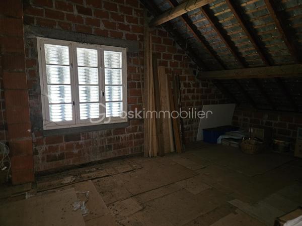 Propriété familiale avec fort potentiel d'agrandissement et sous-sol complet !

Venez découvrir cette charmante maison traditionnelle qui séduira aussi bien les familles que les bricoleurs ou les amoureux de la nature.

Espace de vie :

Un salon / salle à manger lumineux et convivial.

Une cuisine indépendante.

3 belles chambres accueillantes.

Une salle d'eau et des WC séparés.

Sous-sol complet (idéal artisan, stockage ou bricolage) :
Bâti sur une dalle en béton robuste, ce sous-sol très fonctionnel comprend :

Un grand garage avec accès facile.

Un atelier dédié au bricolage.

Une arrière-cuisine / chaufferie.

Une cave idéale pour la conservation du vin et des denrées.

Potentiel d'agrandissement :

Un vaste grenier totalement aménageable sur dalle en béton, vous offrant la possibilité d'agrandir facilement la surface habitable selon vos besoins (chambres supplémentaires, bureau, salle de jeux, etc.).

Extérieurs & Jardin :
Le terrain offre un véritable cadre verdoyant et gourmand grâce à son verger établi comprenant de nombreux arbres fruitiers : châtaignier, pommier, cerisier, poirier ainsi que de la vigne.

Les + de la maison :

Dalles en béton (garage et grenier) garantissant une structure solide et saine.

Fort potentiel d'aménagement sous les combles.

Sous-sol complet très bien agencé.

Beau jardin propice à la détente.