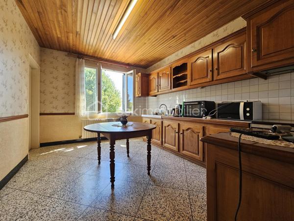 Propriété familiale avec fort potentiel d'agrandissement et sous-sol complet !

Venez découvrir cette charmante maison traditionnelle qui séduira aussi bien les familles que les bricoleurs ou les amoureux de la nature.

Espace de vie :

Un salon / salle à manger lumineux et convivial.

Une cuisine indépendante.

3 belles chambres accueillantes.

Une salle d'eau et des WC séparés.

Sous-sol complet (idéal artisan, stockage ou bricolage) :
Bâti sur une dalle en béton robuste, ce sous-sol très fonctionnel comprend :

Un grand garage avec accès facile.

Un atelier dédié au bricolage.

Une arrière-cuisine / chaufferie.

Une cave idéale pour la conservation du vin et des denrées.

Potentiel d'agrandissement :

Un vaste grenier totalement aménageable sur dalle en béton, vous offrant la possibilité d'agrandir facilement la surface habitable selon vos besoins (chambres supplémentaires, bureau, salle de jeux, etc.).

Extérieurs & Jardin :
Le terrain offre un véritable cadre verdoyant et gourmand grâce à son verger établi comprenant de nombreux arbres fruitiers : châtaignier, pommier, cerisier, poirier ainsi que de la vigne.

Les + de la maison :

Dalles en béton (garage et grenier) garantissant une structure solide et saine.

Fort potentiel d'aménagement sous les combles.

Sous-sol complet très bien agencé.

Beau jardin propice à la détente.