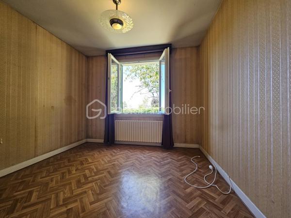 Propriété familiale avec fort potentiel d'agrandissement et sous-sol complet !

Venez découvrir cette charmante maison traditionnelle qui séduira aussi bien les familles que les bricoleurs ou les amoureux de la nature.

Espace de vie :

Un salon / salle à manger lumineux et convivial.

Une cuisine indépendante.

3 belles chambres accueillantes.

Une salle d'eau et des WC séparés.

Sous-sol complet (idéal artisan, stockage ou bricolage) :
Bâti sur une dalle en béton robuste, ce sous-sol très fonctionnel comprend :

Un grand garage avec accès facile.

Un atelier dédié au bricolage.

Une arrière-cuisine / chaufferie.

Une cave idéale pour la conservation du vin et des denrées.

Potentiel d'agrandissement :

Un vaste grenier totalement aménageable sur dalle en béton, vous offrant la possibilité d'agrandir facilement la surface habitable selon vos besoins (chambres supplémentaires, bureau, salle de jeux, etc.).

Extérieurs & Jardin :
Le terrain offre un véritable cadre verdoyant et gourmand grâce à son verger établi comprenant de nombreux arbres fruitiers : châtaignier, pommier, cerisier, poirier ainsi que de la vigne.

Les + de la maison :

Dalles en béton (garage et grenier) garantissant une structure solide et saine.

Fort potentiel d'aménagement sous les combles.

Sous-sol complet très bien agencé.

Beau jardin propice à la détente.