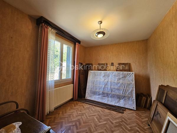 Propriété familiale avec fort potentiel d'agrandissement et sous-sol complet !

Venez découvrir cette charmante maison traditionnelle qui séduira aussi bien les familles que les bricoleurs ou les amoureux de la nature.

Espace de vie :

Un salon / salle à manger lumineux et convivial.

Une cuisine indépendante.

3 belles chambres accueillantes.

Une salle d'eau et des WC séparés.

Sous-sol complet (idéal artisan, stockage ou bricolage) :
Bâti sur une dalle en béton robuste, ce sous-sol très fonctionnel comprend :

Un grand garage avec accès facile.

Un atelier dédié au bricolage.

Une arrière-cuisine / chaufferie.

Une cave idéale pour la conservation du vin et des denrées.

Potentiel d'agrandissement :

Un vaste grenier totalement aménageable sur dalle en béton, vous offrant la possibilité d'agrandir facilement la surface habitable selon vos besoins (chambres supplémentaires, bureau, salle de jeux, etc.).

Extérieurs & Jardin :
Le terrain offre un véritable cadre verdoyant et gourmand grâce à son verger établi comprenant de nombreux arbres fruitiers : châtaignier, pommier, cerisier, poirier ainsi que de la vigne.

Les + de la maison :

Dalles en béton (garage et grenier) garantissant une structure solide et saine.

Fort potentiel d'aménagement sous les combles.

Sous-sol complet très bien agencé.

Beau jardin propice à la détente.