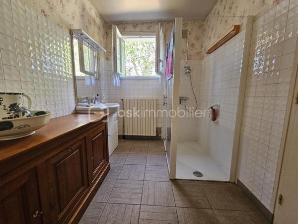 Propriété familiale avec fort potentiel d'agrandissement et sous-sol complet !

Venez découvrir cette charmante maison traditionnelle qui séduira aussi bien les familles que les bricoleurs ou les amoureux de la nature.

Espace de vie :

Un salon / salle à manger lumineux et convivial.

Une cuisine indépendante.

3 belles chambres accueillantes.

Une salle d'eau et des WC séparés.

Sous-sol complet (idéal artisan, stockage ou bricolage) :
Bâti sur une dalle en béton robuste, ce sous-sol très fonctionnel comprend :

Un grand garage avec accès facile.

Un atelier dédié au bricolage.

Une arrière-cuisine / chaufferie.

Une cave idéale pour la conservation du vin et des denrées.

Potentiel d'agrandissement :

Un vaste grenier totalement aménageable sur dalle en béton, vous offrant la possibilité d'agrandir facilement la surface habitable selon vos besoins (chambres supplémentaires, bureau, salle de jeux, etc.).

Extérieurs & Jardin :
Le terrain offre un véritable cadre verdoyant et gourmand grâce à son verger établi comprenant de nombreux arbres fruitiers : châtaignier, pommier, cerisier, poirier ainsi que de la vigne.

Les + de la maison :

Dalles en béton (garage et grenier) garantissant une structure solide et saine.

Fort potentiel d'aménagement sous les combles.

Sous-sol complet très bien agencé.

Beau jardin propice à la détente.