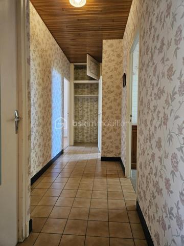 Propriété familiale avec fort potentiel d'agrandissement et sous-sol complet !

Venez découvrir cette charmante maison traditionnelle qui séduira aussi bien les familles que les bricoleurs ou les amoureux de la nature.

Espace de vie :

Un salon / salle à manger lumineux et convivial.

Une cuisine indépendante.

3 belles chambres accueillantes.

Une salle d'eau et des WC séparés.

Sous-sol complet (idéal artisan, stockage ou bricolage) :
Bâti sur une dalle en béton robuste, ce sous-sol très fonctionnel comprend :

Un grand garage avec accès facile.

Un atelier dédié au bricolage.

Une arrière-cuisine / chaufferie.

Une cave idéale pour la conservation du vin et des denrées.

Potentiel d'agrandissement :

Un vaste grenier totalement aménageable sur dalle en béton, vous offrant la possibilité d'agrandir facilement la surface habitable selon vos besoins (chambres supplémentaires, bureau, salle de jeux, etc.).

Extérieurs & Jardin :
Le terrain offre un véritable cadre verdoyant et gourmand grâce à son verger établi comprenant de nombreux arbres fruitiers : châtaignier, pommier, cerisier, poirier ainsi que de la vigne.

Les + de la maison :

Dalles en béton (garage et grenier) garantissant une structure solide et saine.

Fort potentiel d'aménagement sous les combles.

Sous-sol complet très bien agencé.

Beau jardin propice à la détente.