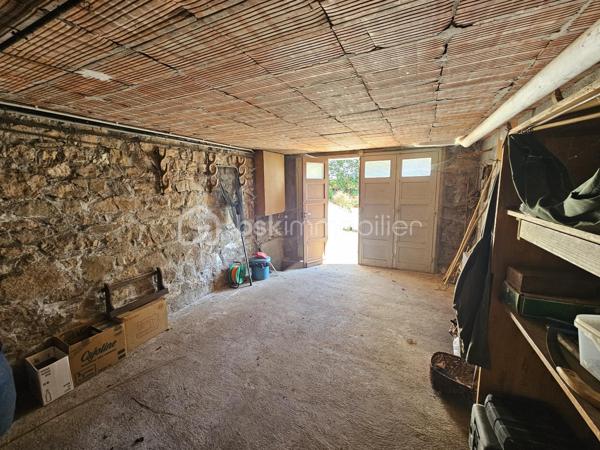 Propriété familiale avec fort potentiel d'agrandissement et sous-sol complet !

Venez découvrir cette charmante maison traditionnelle qui séduira aussi bien les familles que les bricoleurs ou les amoureux de la nature.

Espace de vie :

Un salon / salle à manger lumineux et convivial.

Une cuisine indépendante.

3 belles chambres accueillantes.

Une salle d'eau et des WC séparés.

Sous-sol complet (idéal artisan, stockage ou bricolage) :
Bâti sur une dalle en béton robuste, ce sous-sol très fonctionnel comprend :

Un grand garage avec accès facile.

Un atelier dédié au bricolage.

Une arrière-cuisine / chaufferie.

Une cave idéale pour la conservation du vin et des denrées.

Potentiel d'agrandissement :

Un vaste grenier totalement aménageable sur dalle en béton, vous offrant la possibilité d'agrandir facilement la surface habitable selon vos besoins (chambres supplémentaires, bureau, salle de jeux, etc.).

Extérieurs & Jardin :
Le terrain offre un véritable cadre verdoyant et gourmand grâce à son verger établi comprenant de nombreux arbres fruitiers : châtaignier, pommier, cerisier, poirier ainsi que de la vigne.

Les + de la maison :

Dalles en béton (garage et grenier) garantissant une structure solide et saine.

Fort potentiel d'aménagement sous les combles.

Sous-sol complet très bien agencé.

Beau jardin propice à la détente.