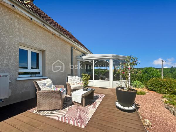 Maison familiale avec 5 chambres, véranda, jardin et prestations modernes – Proche gare de Sens

Située dans un environnement calme et verdoyant, au cœur d’un hameau recherché à quelques minutes de Sens et de sa gare, cette maison familiale offre un cadre de vie privilégié alliant confort moderne, beaux volumes et sérénité.

Implantée sur un terrain clos et arboré de 1 079 m², cette propriété en excellent état séduira les acquéreurs en quête d’espace et de tranquillité, sans compromis sur les commodités.

Dès l’entrée, vous découvrirez une cuisine aménagée et équipée avec cellier, ouverte sur un vaste double séjour lumineux, idéal pour partager des moments conviviaux en famille. Le rez-de-chaussée propose également une suite parentale avec salle de bains privative ainsi que des WC indépendants, offrant un confort de vie de plain-pied.

À l’étage, l’espace nuit se compose de quatre chambres, d’une salle de bains et d’un dressing, parfaitement adapté à une vie de famille.

Côté prestations, cette maison bénéficie d’équipements récents et performants : poêle à granulés, panneaux solaires, adoucisseur d’eau et pompe à chaleur air/air, garantissant confort thermique et économies d’énergie au quotidien.

Véritable coup de cœur, la véranda climatisée constitue un espace de vie supplémentaire baigné de lumière, utilisable toute l’année. Elle offre une vue dégagée sur la campagne environnante, sans vis-à-vis, pour profiter pleinement du cadre naturel en toute saison.

Le jardin, entièrement clos et soigneusement entretenu, dispose également d’un atelier indépendant, idéal pour les amateurs de bricolage, les activités créatives ou le stockage.

Rare sur le secteur, ce bien clé en main ne nécessite aucun travaux et représente une opportunité idéale pour concrétiser un projet de vie dans un environnement paisible à proximité de Sens.

Pour toute question, ou demande de visite, contactez Océane Serré, conseillère en immobilier sur le secteur de Sens et ses environs.