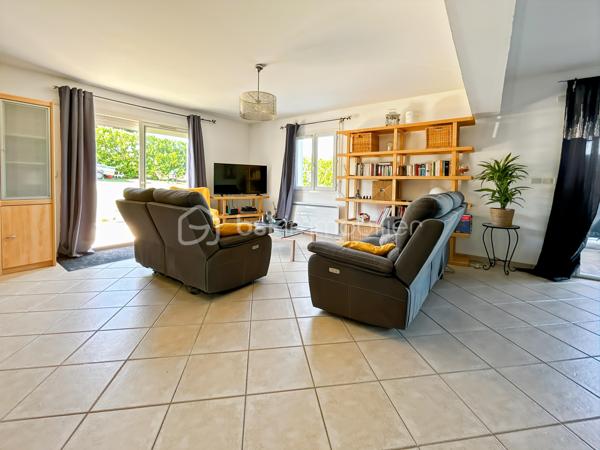 Maison familiale avec 5 chambres, véranda, jardin et prestations modernes – Proche gare de Sens

Située dans un environnement calme et verdoyant, au cœur d’un hameau recherché à quelques minutes de Sens et de sa gare, cette maison familiale offre un cadre de vie privilégié alliant confort moderne, beaux volumes et sérénité.

Implantée sur un terrain clos et arboré de 1 079 m², cette propriété en excellent état séduira les acquéreurs en quête d’espace et de tranquillité, sans compromis sur les commodités.

Dès l’entrée, vous découvrirez une cuisine aménagée et équipée avec cellier, ouverte sur un vaste double séjour lumineux, idéal pour partager des moments conviviaux en famille. Le rez-de-chaussée propose également une suite parentale avec salle de bains privative ainsi que des WC indépendants, offrant un confort de vie de plain-pied.

À l’étage, l’espace nuit se compose de quatre chambres, d’une salle de bains et d’un dressing, parfaitement adapté à une vie de famille.

Côté prestations, cette maison bénéficie d’équipements récents et performants : poêle à granulés, panneaux solaires, adoucisseur d’eau et pompe à chaleur air/air, garantissant confort thermique et économies d’énergie au quotidien.

Véritable coup de cœur, la véranda climatisée constitue un espace de vie supplémentaire baigné de lumière, utilisable toute l’année. Elle offre une vue dégagée sur la campagne environnante, sans vis-à-vis, pour profiter pleinement du cadre naturel en toute saison.

Le jardin, entièrement clos et soigneusement entretenu, dispose également d’un atelier indépendant, idéal pour les amateurs de bricolage, les activités créatives ou le stockage.

Rare sur le secteur, ce bien clé en main ne nécessite aucun travaux et représente une opportunité idéale pour concrétiser un projet de vie dans un environnement paisible à proximité de Sens.

Pour toute question, ou demande de visite, contactez Océane Serré, conseillère en immobilier sur le secteur de Sens et ses environs.