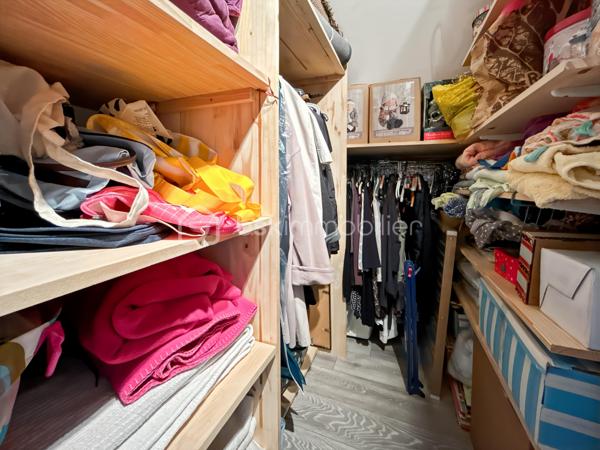 Maison familiale avec 5 chambres, véranda, jardin et prestations modernes – Proche gare de Sens

Située dans un environnement calme et verdoyant, au cœur d’un hameau recherché à quelques minutes de Sens et de sa gare, cette maison familiale offre un cadre de vie privilégié alliant confort moderne, beaux volumes et sérénité.

Implantée sur un terrain clos et arboré de 1 079 m², cette propriété en excellent état séduira les acquéreurs en quête d’espace et de tranquillité, sans compromis sur les commodités.

Dès l’entrée, vous découvrirez une cuisine aménagée et équipée avec cellier, ouverte sur un vaste double séjour lumineux, idéal pour partager des moments conviviaux en famille. Le rez-de-chaussée propose également une suite parentale avec salle de bains privative ainsi que des WC indépendants, offrant un confort de vie de plain-pied.

À l’étage, l’espace nuit se compose de quatre chambres, d’une salle de bains et d’un dressing, parfaitement adapté à une vie de famille.

Côté prestations, cette maison bénéficie d’équipements récents et performants : poêle à granulés, panneaux solaires, adoucisseur d’eau et pompe à chaleur air/air, garantissant confort thermique et économies d’énergie au quotidien.

Véritable coup de cœur, la véranda climatisée constitue un espace de vie supplémentaire baigné de lumière, utilisable toute l’année. Elle offre une vue dégagée sur la campagne environnante, sans vis-à-vis, pour profiter pleinement du cadre naturel en toute saison.

Le jardin, entièrement clos et soigneusement entretenu, dispose également d’un atelier indépendant, idéal pour les amateurs de bricolage, les activités créatives ou le stockage.

Rare sur le secteur, ce bien clé en main ne nécessite aucun travaux et représente une opportunité idéale pour concrétiser un projet de vie dans un environnement paisible à proximité de Sens.

Pour toute question, ou demande de visite, contactez Océane Serré, conseillère en immobilier sur le secteur de Sens et ses environs.