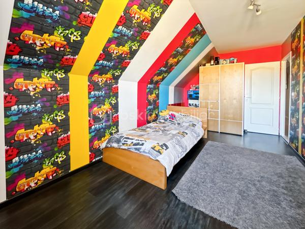 Maison familiale avec 5 chambres, véranda, jardin et prestations modernes – Proche gare de Sens

Située dans un environnement calme et verdoyant, au cœur d’un hameau recherché à quelques minutes de Sens et de sa gare, cette maison familiale offre un cadre de vie privilégié alliant confort moderne, beaux volumes et sérénité.

Implantée sur un terrain clos et arboré de 1 079 m², cette propriété en excellent état séduira les acquéreurs en quête d’espace et de tranquillité, sans compromis sur les commodités.

Dès l’entrée, vous découvrirez une cuisine aménagée et équipée avec cellier, ouverte sur un vaste double séjour lumineux, idéal pour partager des moments conviviaux en famille. Le rez-de-chaussée propose également une suite parentale avec salle de bains privative ainsi que des WC indépendants, offrant un confort de vie de plain-pied.

À l’étage, l’espace nuit se compose de quatre chambres, d’une salle de bains et d’un dressing, parfaitement adapté à une vie de famille.

Côté prestations, cette maison bénéficie d’équipements récents et performants : poêle à granulés, panneaux solaires, adoucisseur d’eau et pompe à chaleur air/air, garantissant confort thermique et économies d’énergie au quotidien.

Véritable coup de cœur, la véranda climatisée constitue un espace de vie supplémentaire baigné de lumière, utilisable toute l’année. Elle offre une vue dégagée sur la campagne environnante, sans vis-à-vis, pour profiter pleinement du cadre naturel en toute saison.

Le jardin, entièrement clos et soigneusement entretenu, dispose également d’un atelier indépendant, idéal pour les amateurs de bricolage, les activités créatives ou le stockage.

Rare sur le secteur, ce bien clé en main ne nécessite aucun travaux et représente une opportunité idéale pour concrétiser un projet de vie dans un environnement paisible à proximité de Sens.

Pour toute question, ou demande de visite, contactez Océane Serré, conseillère en immobilier sur le secteur de Sens et ses environs.