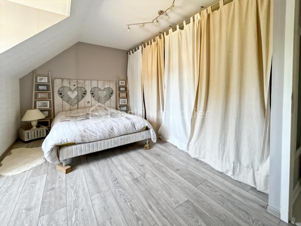 Maison familiale avec 5 chambres, véranda, jardin et prestations modernes – Proche gare de Sens

Située dans un environnement calme et verdoyant, au cœur d’un hameau recherché à quelques minutes de Sens et de sa gare, cette maison familiale offre un cadre de vie privilégié alliant confort moderne, beaux volumes et sérénité.

Implantée sur un terrain clos et arboré de 1 079 m², cette propriété en excellent état séduira les acquéreurs en quête d’espace et de tranquillité, sans compromis sur les commodités.

Dès l’entrée, vous découvrirez une cuisine aménagée et équipée avec cellier, ouverte sur un vaste double séjour lumineux, idéal pour partager des moments conviviaux en famille. Le rez-de-chaussée propose également une suite parentale avec salle de bains privative ainsi que des WC indépendants, offrant un confort de vie de plain-pied.

À l’étage, l’espace nuit se compose de quatre chambres, d’une salle de bains et d’un dressing, parfaitement adapté à une vie de famille.

Côté prestations, cette maison bénéficie d’équipements récents et performants : poêle à granulés, panneaux solaires, adoucisseur d’eau et pompe à chaleur air/air, garantissant confort thermique et économies d’énergie au quotidien.

Véritable coup de cœur, la véranda climatisée constitue un espace de vie supplémentaire baigné de lumière, utilisable toute l’année. Elle offre une vue dégagée sur la campagne environnante, sans vis-à-vis, pour profiter pleinement du cadre naturel en toute saison.

Le jardin, entièrement clos et soigneusement entretenu, dispose également d’un atelier indépendant, idéal pour les amateurs de bricolage, les activités créatives ou le stockage.

Rare sur le secteur, ce bien clé en main ne nécessite aucun travaux et représente une opportunité idéale pour concrétiser un projet de vie dans un environnement paisible à proximité de Sens.

Pour toute question, ou demande de visite, contactez Océane Serré, conseillère en immobilier sur le secteur de Sens et ses environs.
