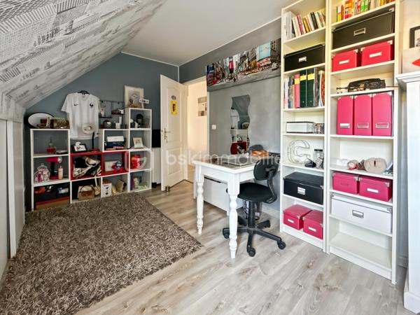 Maison familiale avec 5 chambres, véranda, jardin et prestations modernes – Proche gare de Sens

Située dans un environnement calme et verdoyant, au cœur d’un hameau recherché à quelques minutes de Sens et de sa gare, cette maison familiale offre un cadre de vie privilégié alliant confort moderne, beaux volumes et sérénité.

Implantée sur un terrain clos et arboré de 1 079 m², cette propriété en excellent état séduira les acquéreurs en quête d’espace et de tranquillité, sans compromis sur les commodités.

Dès l’entrée, vous découvrirez une cuisine aménagée et équipée avec cellier, ouverte sur un vaste double séjour lumineux, idéal pour partager des moments conviviaux en famille. Le rez-de-chaussée propose également une suite parentale avec salle de bains privative ainsi que des WC indépendants, offrant un confort de vie de plain-pied.

À l’étage, l’espace nuit se compose de quatre chambres, d’une salle de bains et d’un dressing, parfaitement adapté à une vie de famille.

Côté prestations, cette maison bénéficie d’équipements récents et performants : poêle à granulés, panneaux solaires, adoucisseur d’eau et pompe à chaleur air/air, garantissant confort thermique et économies d’énergie au quotidien.

Véritable coup de cœur, la véranda climatisée constitue un espace de vie supplémentaire baigné de lumière, utilisable toute l’année. Elle offre une vue dégagée sur la campagne environnante, sans vis-à-vis, pour profiter pleinement du cadre naturel en toute saison.

Le jardin, entièrement clos et soigneusement entretenu, dispose également d’un atelier indépendant, idéal pour les amateurs de bricolage, les activités créatives ou le stockage.

Rare sur le secteur, ce bien clé en main ne nécessite aucun travaux et représente une opportunité idéale pour concrétiser un projet de vie dans un environnement paisible à proximité de Sens.

Pour toute question, ou demande de visite, contactez Océane Serré, conseillère en immobilier sur le secteur de Sens et ses environs.