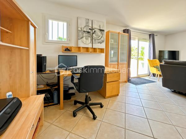 Maison familiale avec 5 chambres, véranda, jardin et prestations modernes – Proche gare de Sens

Située dans un environnement calme et verdoyant, au cœur d’un hameau recherché à quelques minutes de Sens et de sa gare, cette maison familiale offre un cadre de vie privilégié alliant confort moderne, beaux volumes et sérénité.

Implantée sur un terrain clos et arboré de 1 079 m², cette propriété en excellent état séduira les acquéreurs en quête d’espace et de tranquillité, sans compromis sur les commodités.

Dès l’entrée, vous découvrirez une cuisine aménagée et équipée avec cellier, ouverte sur un vaste double séjour lumineux, idéal pour partager des moments conviviaux en famille. Le rez-de-chaussée propose également une suite parentale avec salle de bains privative ainsi que des WC indépendants, offrant un confort de vie de plain-pied.

À l’étage, l’espace nuit se compose de quatre chambres, d’une salle de bains et d’un dressing, parfaitement adapté à une vie de famille.

Côté prestations, cette maison bénéficie d’équipements récents et performants : poêle à granulés, panneaux solaires, adoucisseur d’eau et pompe à chaleur air/air, garantissant confort thermique et économies d’énergie au quotidien.

Véritable coup de cœur, la véranda climatisée constitue un espace de vie supplémentaire baigné de lumière, utilisable toute l’année. Elle offre une vue dégagée sur la campagne environnante, sans vis-à-vis, pour profiter pleinement du cadre naturel en toute saison.

Le jardin, entièrement clos et soigneusement entretenu, dispose également d’un atelier indépendant, idéal pour les amateurs de bricolage, les activités créatives ou le stockage.

Rare sur le secteur, ce bien clé en main ne nécessite aucun travaux et représente une opportunité idéale pour concrétiser un projet de vie dans un environnement paisible à proximité de Sens.

Pour toute question, ou demande de visite, contactez Océane Serré, conseillère en immobilier sur le secteur de Sens et ses environs.