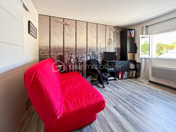 Maison familiale avec 5 chambres, véranda, jardin et prestations modernes – Proche gare de Sens

Située dans un environnement calme et verdoyant, au cœur d’un hameau recherché à quelques minutes de Sens et de sa gare, cette maison familiale offre un cadre de vie privilégié alliant confort moderne, beaux volumes et sérénité.

Implantée sur un terrain clos et arboré de 1 079 m², cette propriété en excellent état séduira les acquéreurs en quête d’espace et de tranquillité, sans compromis sur les commodités.

Dès l’entrée, vous découvrirez une cuisine aménagée et équipée avec cellier, ouverte sur un vaste double séjour lumineux, idéal pour partager des moments conviviaux en famille. Le rez-de-chaussée propose également une suite parentale avec salle de bains privative ainsi que des WC indépendants, offrant un confort de vie de plain-pied.

À l’étage, l’espace nuit se compose de quatre chambres, d’une salle de bains et d’un dressing, parfaitement adapté à une vie de famille.

Côté prestations, cette maison bénéficie d’équipements récents et performants : poêle à granulés, panneaux solaires, adoucisseur d’eau et pompe à chaleur air/air, garantissant confort thermique et économies d’énergie au quotidien.

Véritable coup de cœur, la véranda climatisée constitue un espace de vie supplémentaire baigné de lumière, utilisable toute l’année. Elle offre une vue dégagée sur la campagne environnante, sans vis-à-vis, pour profiter pleinement du cadre naturel en toute saison.

Le jardin, entièrement clos et soigneusement entretenu, dispose également d’un atelier indépendant, idéal pour les amateurs de bricolage, les activités créatives ou le stockage.

Rare sur le secteur, ce bien clé en main ne nécessite aucun travaux et représente une opportunité idéale pour concrétiser un projet de vie dans un environnement paisible à proximité de Sens.

Pour toute question, ou demande de visite, contactez Océane Serré, conseillère en immobilier sur le secteur de Sens et ses environs.