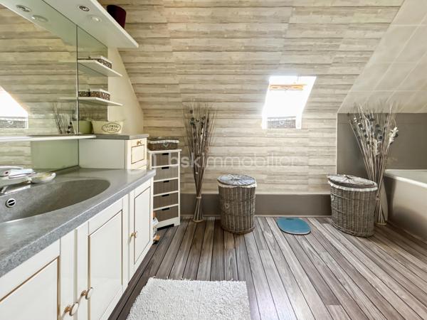 Maison familiale avec 5 chambres, véranda, jardin et prestations modernes – Proche gare de Sens

Située dans un environnement calme et verdoyant, au cœur d’un hameau recherché à quelques minutes de Sens et de sa gare, cette maison familiale offre un cadre de vie privilégié alliant confort moderne, beaux volumes et sérénité.

Implantée sur un terrain clos et arboré de 1 079 m², cette propriété en excellent état séduira les acquéreurs en quête d’espace et de tranquillité, sans compromis sur les commodités.

Dès l’entrée, vous découvrirez une cuisine aménagée et équipée avec cellier, ouverte sur un vaste double séjour lumineux, idéal pour partager des moments conviviaux en famille. Le rez-de-chaussée propose également une suite parentale avec salle de bains privative ainsi que des WC indépendants, offrant un confort de vie de plain-pied.

À l’étage, l’espace nuit se compose de quatre chambres, d’une salle de bains et d’un dressing, parfaitement adapté à une vie de famille.

Côté prestations, cette maison bénéficie d’équipements récents et performants : poêle à granulés, panneaux solaires, adoucisseur d’eau et pompe à chaleur air/air, garantissant confort thermique et économies d’énergie au quotidien.

Véritable coup de cœur, la véranda climatisée constitue un espace de vie supplémentaire baigné de lumière, utilisable toute l’année. Elle offre une vue dégagée sur la campagne environnante, sans vis-à-vis, pour profiter pleinement du cadre naturel en toute saison.

Le jardin, entièrement clos et soigneusement entretenu, dispose également d’un atelier indépendant, idéal pour les amateurs de bricolage, les activités créatives ou le stockage.

Rare sur le secteur, ce bien clé en main ne nécessite aucun travaux et représente une opportunité idéale pour concrétiser un projet de vie dans un environnement paisible à proximité de Sens.

Pour toute question, ou demande de visite, contactez Océane Serré, conseillère en immobilier sur le secteur de Sens et ses environs.