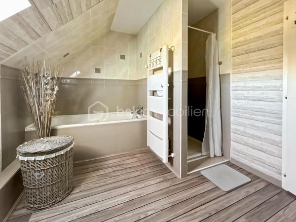 Maison familiale avec 5 chambres, véranda, jardin et prestations modernes – Proche gare de Sens

Située dans un environnement calme et verdoyant, au cœur d’un hameau recherché à quelques minutes de Sens et de sa gare, cette maison familiale offre un cadre de vie privilégié alliant confort moderne, beaux volumes et sérénité.

Implantée sur un terrain clos et arboré de 1 079 m², cette propriété en excellent état séduira les acquéreurs en quête d’espace et de tranquillité, sans compromis sur les commodités.

Dès l’entrée, vous découvrirez une cuisine aménagée et équipée avec cellier, ouverte sur un vaste double séjour lumineux, idéal pour partager des moments conviviaux en famille. Le rez-de-chaussée propose également une suite parentale avec salle de bains privative ainsi que des WC indépendants, offrant un confort de vie de plain-pied.

À l’étage, l’espace nuit se compose de quatre chambres, d’une salle de bains et d’un dressing, parfaitement adapté à une vie de famille.

Côté prestations, cette maison bénéficie d’équipements récents et performants : poêle à granulés, panneaux solaires, adoucisseur d’eau et pompe à chaleur air/air, garantissant confort thermique et économies d’énergie au quotidien.

Véritable coup de cœur, la véranda climatisée constitue un espace de vie supplémentaire baigné de lumière, utilisable toute l’année. Elle offre une vue dégagée sur la campagne environnante, sans vis-à-vis, pour profiter pleinement du cadre naturel en toute saison.

Le jardin, entièrement clos et soigneusement entretenu, dispose également d’un atelier indépendant, idéal pour les amateurs de bricolage, les activités créatives ou le stockage.

Rare sur le secteur, ce bien clé en main ne nécessite aucun travaux et représente une opportunité idéale pour concrétiser un projet de vie dans un environnement paisible à proximité de Sens.

Pour toute question, ou demande de visite, contactez Océane Serré, conseillère en immobilier sur le secteur de Sens et ses environs.