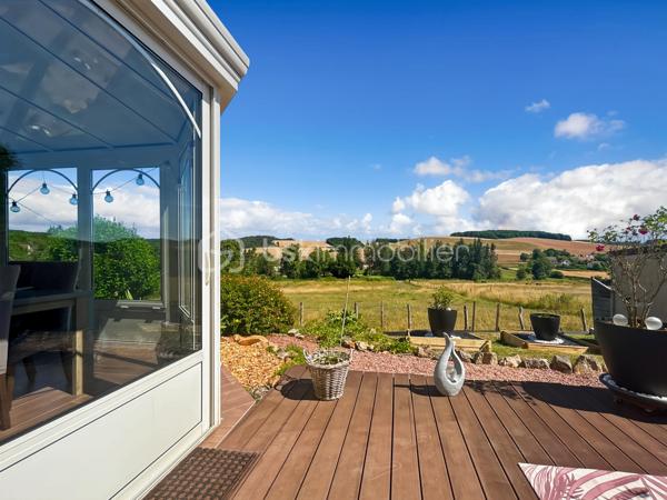 Maison familiale avec 5 chambres, véranda, jardin et prestations modernes – Proche gare de Sens

Située dans un environnement calme et verdoyant, au cœur d’un hameau recherché à quelques minutes de Sens et de sa gare, cette maison familiale offre un cadre de vie privilégié alliant confort moderne, beaux volumes et sérénité.

Implantée sur un terrain clos et arboré de 1 079 m², cette propriété en excellent état séduira les acquéreurs en quête d’espace et de tranquillité, sans compromis sur les commodités.

Dès l’entrée, vous découvrirez une cuisine aménagée et équipée avec cellier, ouverte sur un vaste double séjour lumineux, idéal pour partager des moments conviviaux en famille. Le rez-de-chaussée propose également une suite parentale avec salle de bains privative ainsi que des WC indépendants, offrant un confort de vie de plain-pied.

À l’étage, l’espace nuit se compose de quatre chambres, d’une salle de bains et d’un dressing, parfaitement adapté à une vie de famille.

Côté prestations, cette maison bénéficie d’équipements récents et performants : poêle à granulés, panneaux solaires, adoucisseur d’eau et pompe à chaleur air/air, garantissant confort thermique et économies d’énergie au quotidien.

Véritable coup de cœur, la véranda climatisée constitue un espace de vie supplémentaire baigné de lumière, utilisable toute l’année. Elle offre une vue dégagée sur la campagne environnante, sans vis-à-vis, pour profiter pleinement du cadre naturel en toute saison.

Le jardin, entièrement clos et soigneusement entretenu, dispose également d’un atelier indépendant, idéal pour les amateurs de bricolage, les activités créatives ou le stockage.

Rare sur le secteur, ce bien clé en main ne nécessite aucun travaux et représente une opportunité idéale pour concrétiser un projet de vie dans un environnement paisible à proximité de Sens.

Pour toute question, ou demande de visite, contactez Océane Serré, conseillère en immobilier sur le secteur de Sens et ses environs.