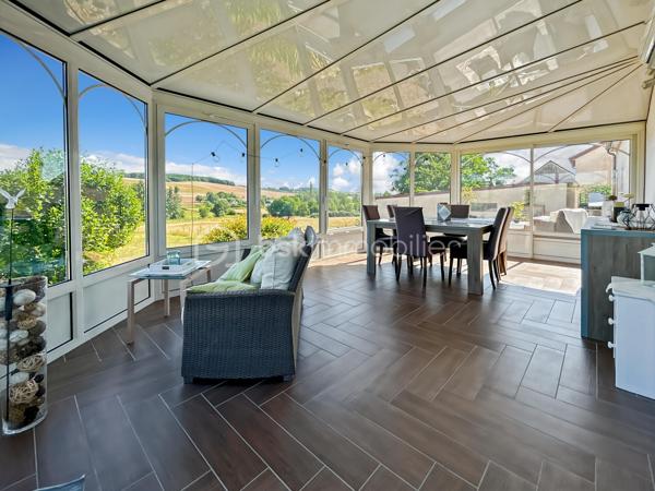 Maison familiale avec 5 chambres, véranda, jardin et prestations modernes – Proche gare de Sens

Située dans un environnement calme et verdoyant, au cœur d’un hameau recherché à quelques minutes de Sens et de sa gare, cette maison familiale offre un cadre de vie privilégié alliant confort moderne, beaux volumes et sérénité.

Implantée sur un terrain clos et arboré de 1 079 m², cette propriété en excellent état séduira les acquéreurs en quête d’espace et de tranquillité, sans compromis sur les commodités.

Dès l’entrée, vous découvrirez une cuisine aménagée et équipée avec cellier, ouverte sur un vaste double séjour lumineux, idéal pour partager des moments conviviaux en famille. Le rez-de-chaussée propose également une suite parentale avec salle de bains privative ainsi que des WC indépendants, offrant un confort de vie de plain-pied.

À l’étage, l’espace nuit se compose de quatre chambres, d’une salle de bains et d’un dressing, parfaitement adapté à une vie de famille.

Côté prestations, cette maison bénéficie d’équipements récents et performants : poêle à granulés, panneaux solaires, adoucisseur d’eau et pompe à chaleur air/air, garantissant confort thermique et économies d’énergie au quotidien.

Véritable coup de cœur, la véranda climatisée constitue un espace de vie supplémentaire baigné de lumière, utilisable toute l’année. Elle offre une vue dégagée sur la campagne environnante, sans vis-à-vis, pour profiter pleinement du cadre naturel en toute saison.

Le jardin, entièrement clos et soigneusement entretenu, dispose également d’un atelier indépendant, idéal pour les amateurs de bricolage, les activités créatives ou le stockage.

Rare sur le secteur, ce bien clé en main ne nécessite aucun travaux et représente une opportunité idéale pour concrétiser un projet de vie dans un environnement paisible à proximité de Sens.

Pour toute question, ou demande de visite, contactez Océane Serré, conseillère en immobilier sur le secteur de Sens et ses environs.